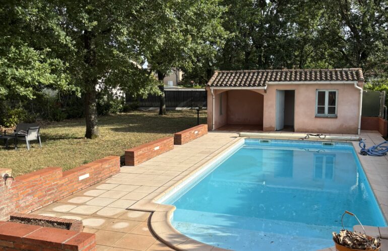 🧼 Nettoyage à la vapeur d’une terrasse, pool house et douche extérieure à TOULOUSE!
